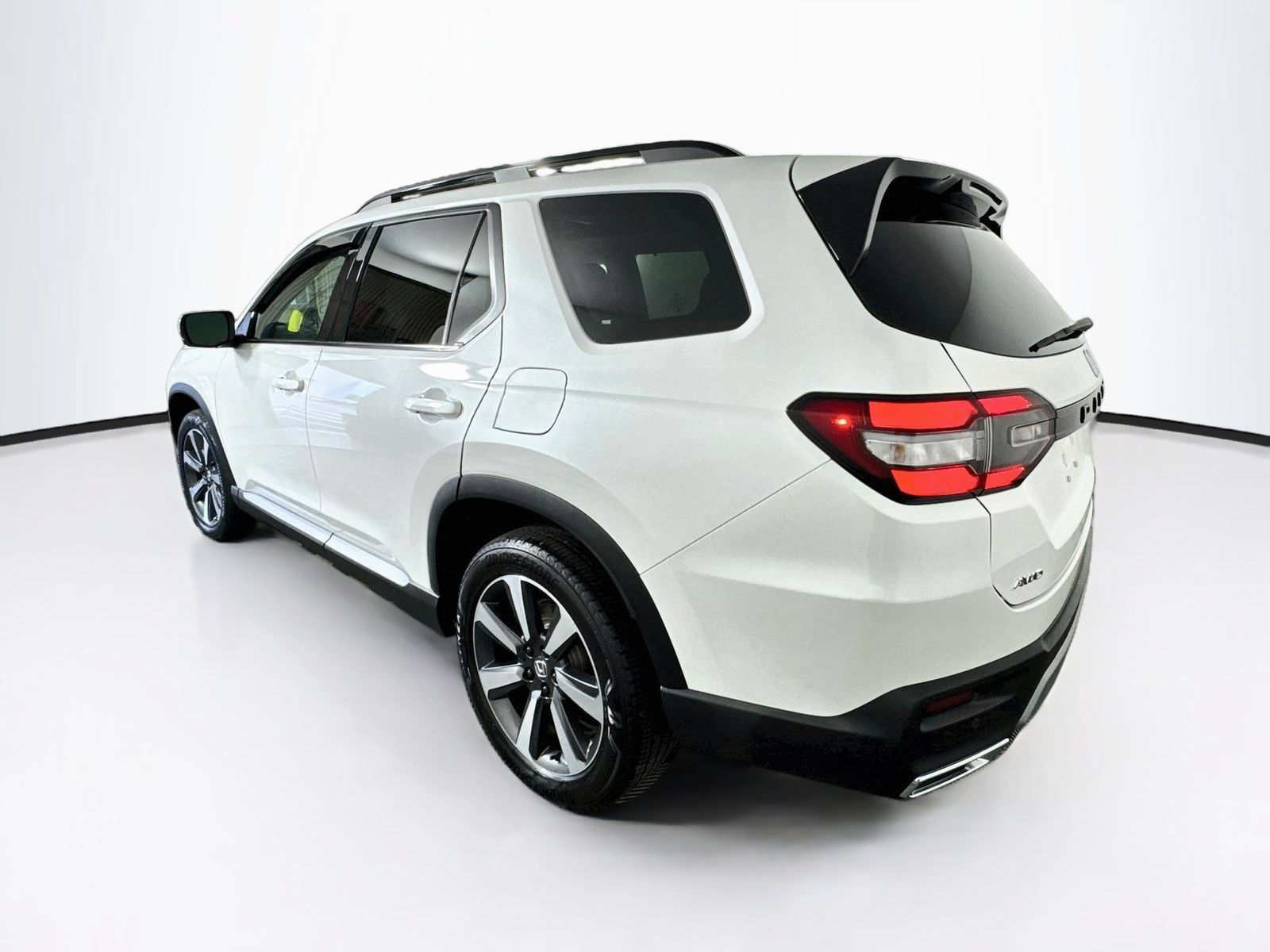 Used 2025 Honda Pilot Touring image 5