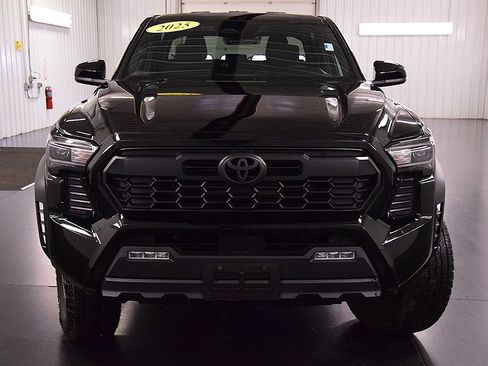 Used 2025 Toyota Tacoma TRD Sport image 2