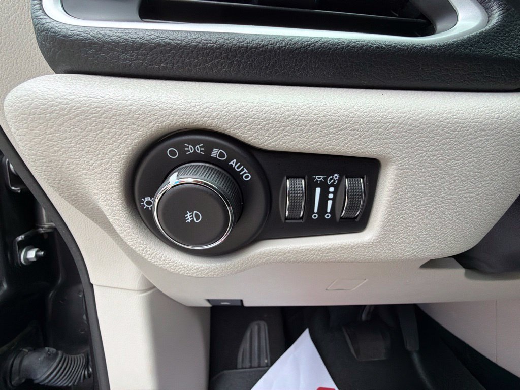 Used 2021 Chrysler Pacifica Touring-L FWD image 23