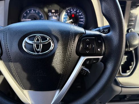 Used 2018 Toyota Sienna LE image 27