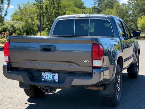 Used 2016 Toyota Tacoma TRD Sport w/ Premium & Technology Package AWD/4WD image 5