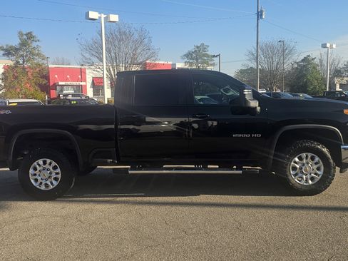 Used 2024 Chevrolet Silverado 2500 LT w/ Convenience Package image 4