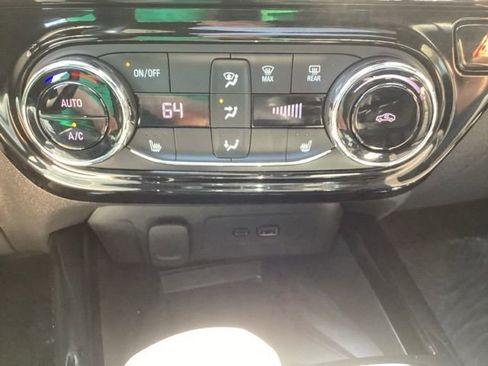 Used 2025 Chevrolet Trax RS w/ Sunroof Package FWD image 19
