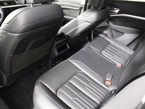 Used 2021 Audi e-tron Prestige w/ Prestige Package image 25