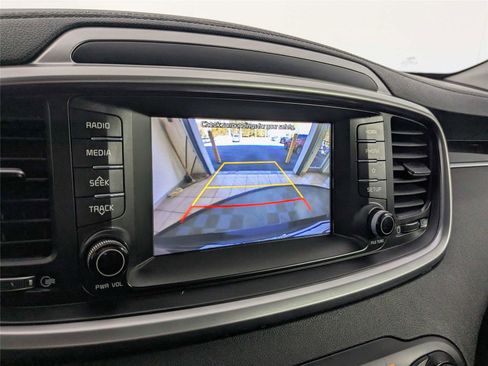 Used 2019 Kia Sorento LX image 14