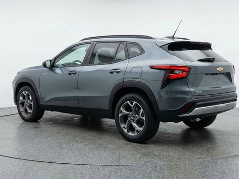 Used 2025 Chevrolet Trax LT image 6