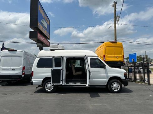 Used 2012 Ford E-150 and Econoline 150 Wagon w/ PWR Windows & Locks Group image 2