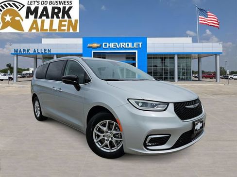 Used 2024 Chrysler Pacifica Touring-L FWD image 1