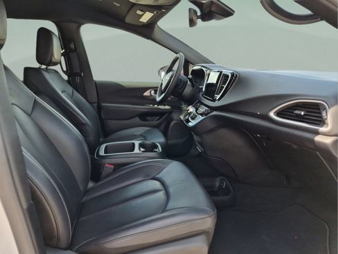 Used 2025 Chrysler Pacifica Select FWD image 20