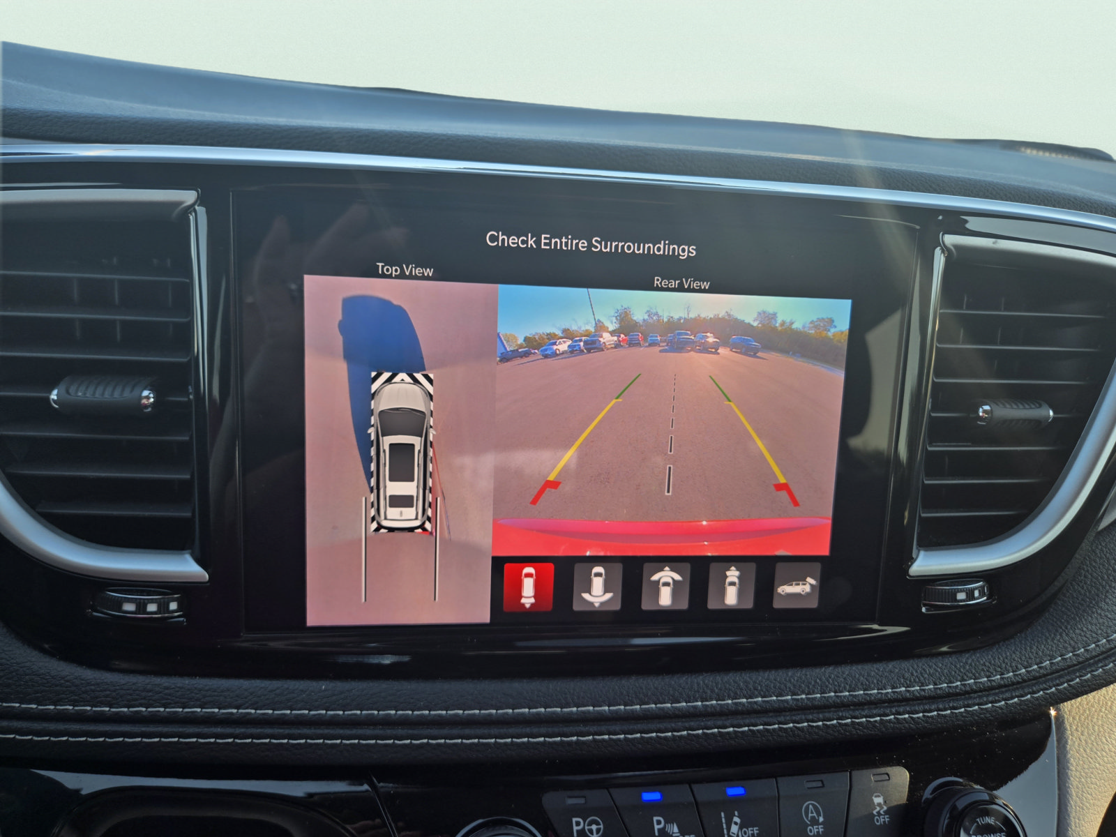 Used 2023 Chrysler Pacifica Touring-L FWD image 23