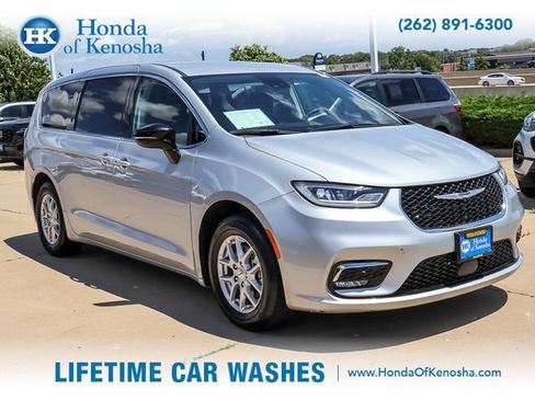 Used 2024 Chrysler Pacifica Touring-L FWD image 7