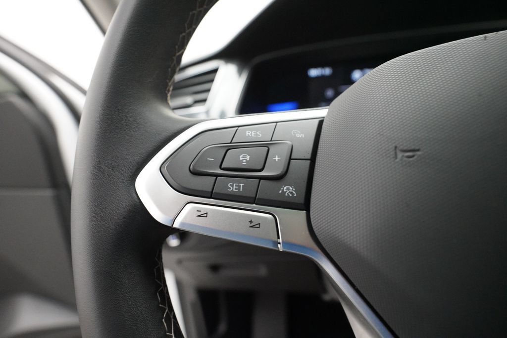 Used 2022 Volkswagen Tiguan SE AWD/4WD image 17
