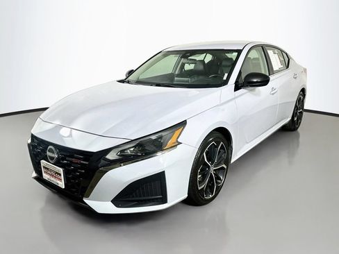 Used 2024 Nissan Altima 2.5 SR FWD image 3