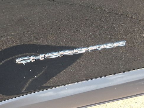 Used 2019 Jeep Cherokee Limited image 34