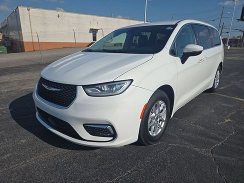 Used 2023 Chrysler Pacifica Touring-L FWD image 4