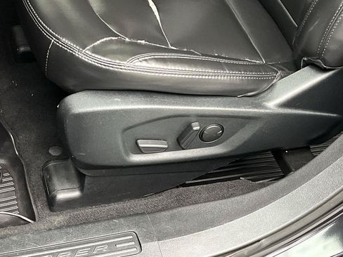 Used 2019 Ford Explorer XLT w/ Equipment Group 202A AWD/4WD image 12