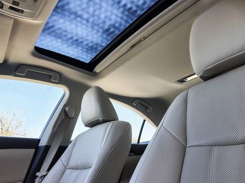 Used 2017 Lexus ES 300h image 18