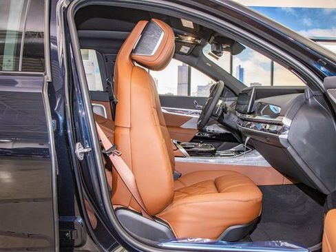 Used 2025 BMW 750e xDrive w/ Premium Package image 22