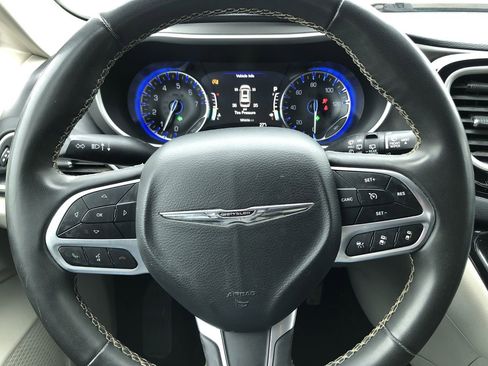 Used 2022 Chrysler Pacifica Touring-L image 17