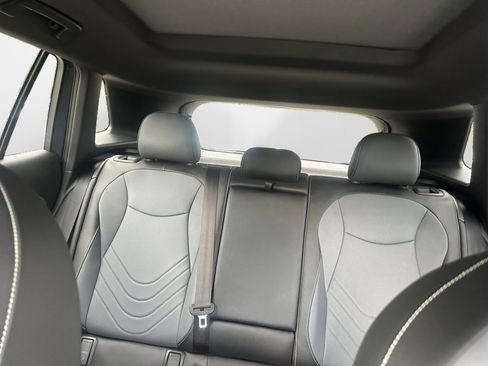 Certified 2025 Volkswagen Tiguan SE R-Line AWD/4WD image 12