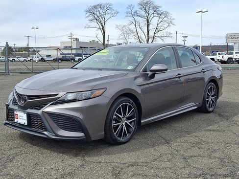 Certified 2023 Toyota Camry SE image 3