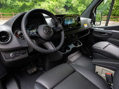 Used 2025 Mercedes-Benz Sprinter 2500 image 23