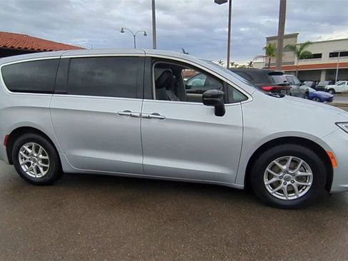 Used 2024 Chrysler Pacifica Touring-L image 9