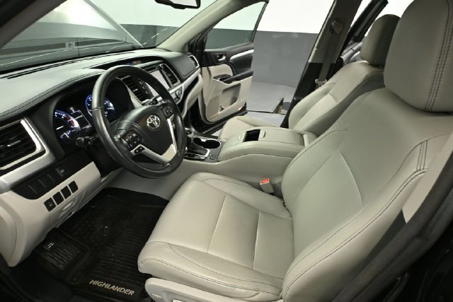 Used 2015 Toyota Highlander XLE AWD/4WD image 16