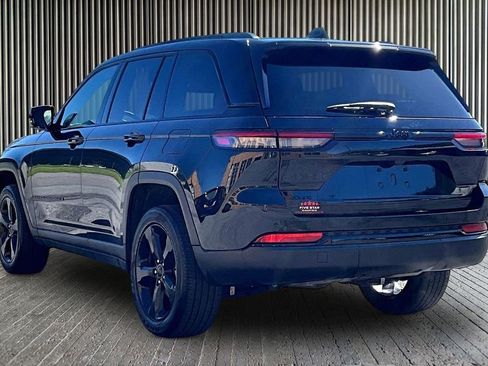 Used 2023 Jeep Grand Cherokee Altitude AWD/4WD image 11