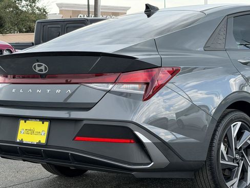 Used 2025 Hyundai Elantra Sport FWD image 11