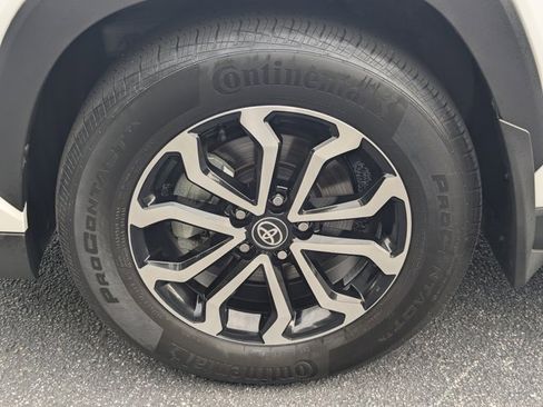 Used 2024 Toyota Corolla Cross SE image 11