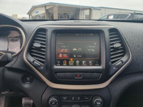 Used 2015 Jeep Cherokee Latitude w/ Comfort/Convenience Group image 20