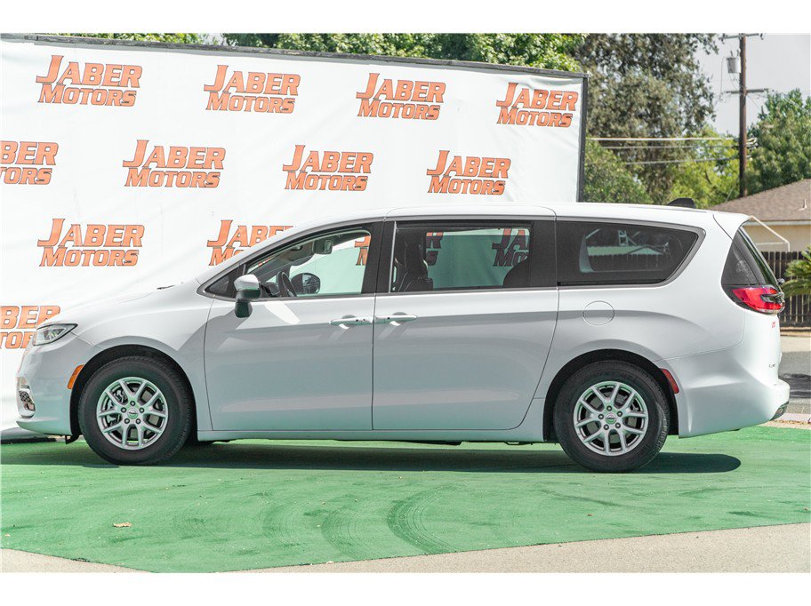 Used 2023 Chrysler Pacifica Touring-L FWD image 25