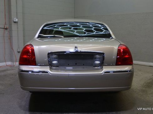 Used 2010 Lincoln Town Car Signature Limited image 6