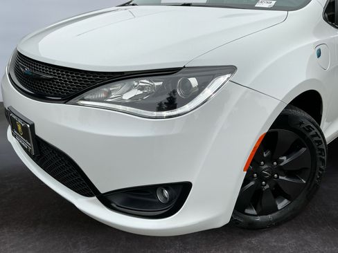 Used 2020 Chrysler Pacifica Touring w/ S Appearance Package image 9