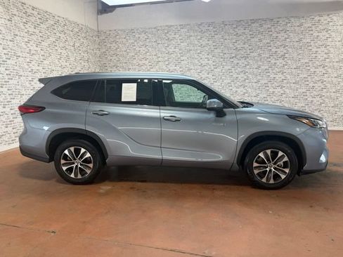 Used 2021 Toyota Highlander XLE FWD image 6