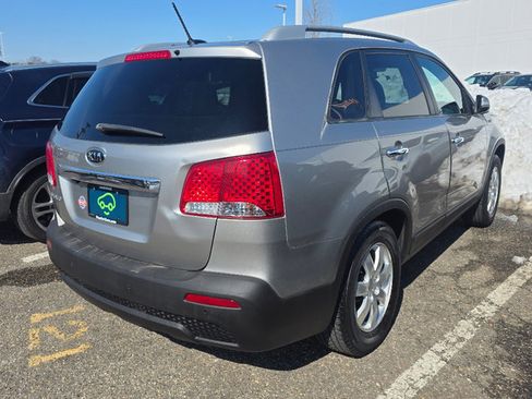 Used 2013 Kia Sorento LX w/ Convenience Pkg image 2