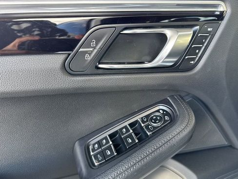 Used 2021 Porsche Macan w/ Premium Package image 10