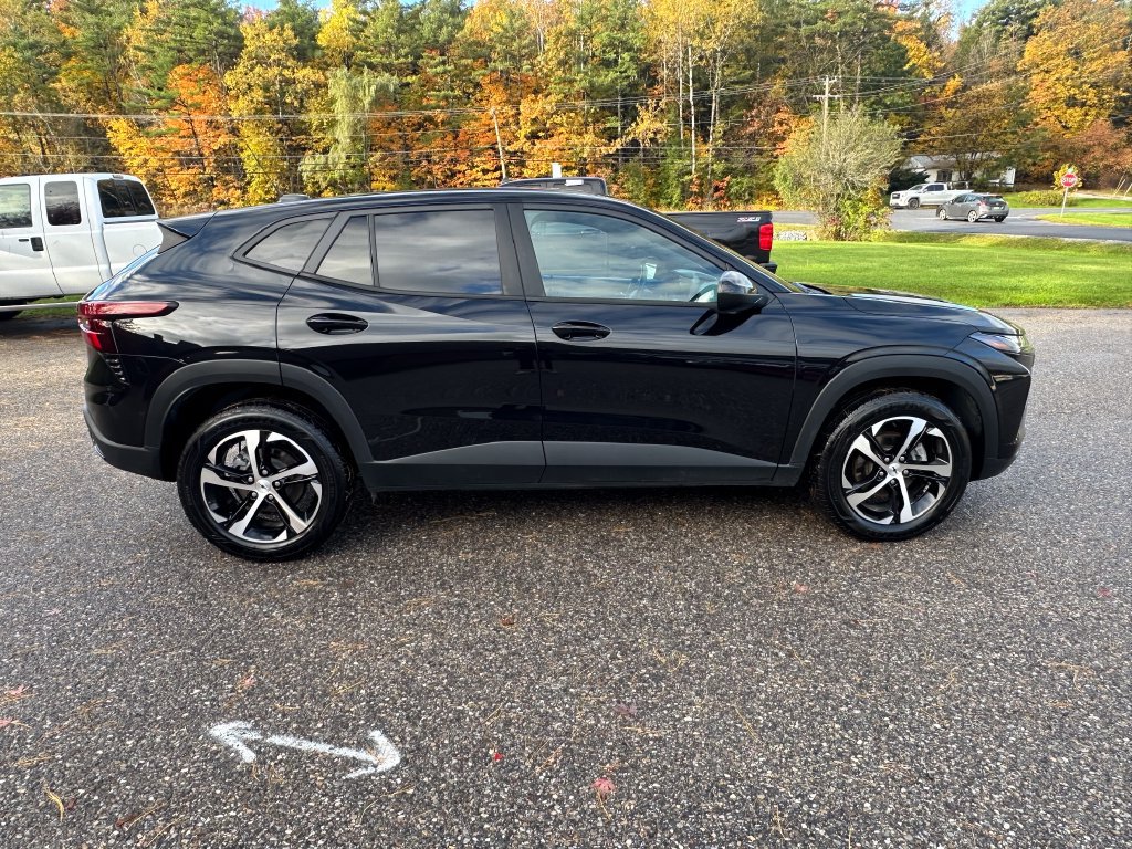 Used 2024 Chevrolet Trax RS w/ Sunroof Package FWD image 6