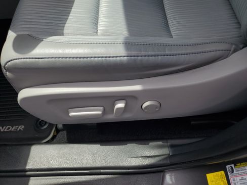 Used 2019 Toyota Highlander Plus FWD image 19