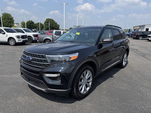 Used 2023 Ford Explorer XLT w/ Equipment Group 202A image 9