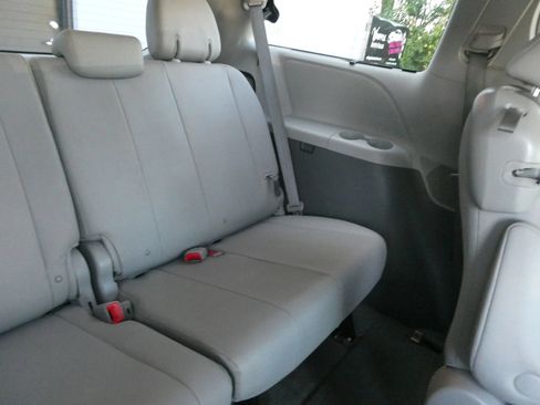Used 2015 Toyota Sienna XLE FWD image 35