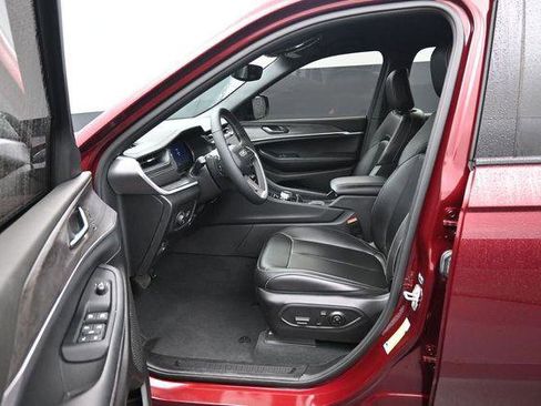 Used 2024 Jeep Grand Cherokee Limited AWD/4WD image 9