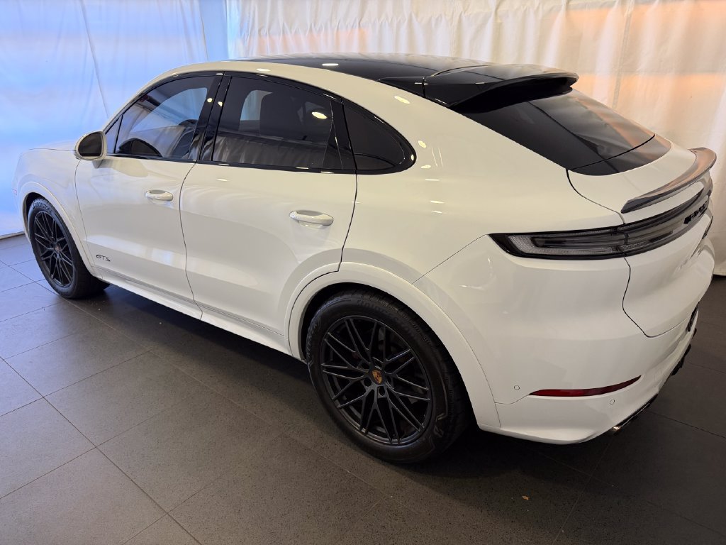 Used 2025 Porsche Cayenne GTS AWD/4WD image 3
