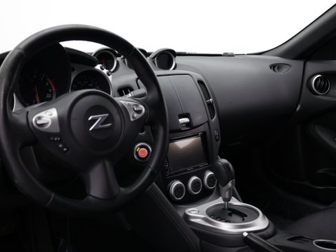 Used 2017 Nissan 370Z Coupe RWD image 12