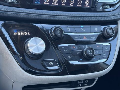 Used 2020 Chrysler Pacifica Limited image 4