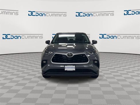 Used 2023 Toyota Highlander LE image 3