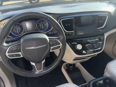 Used 2017 Chrysler Pacifica Touring-L w/ 13 Speaker Alpine Sound Group image 5