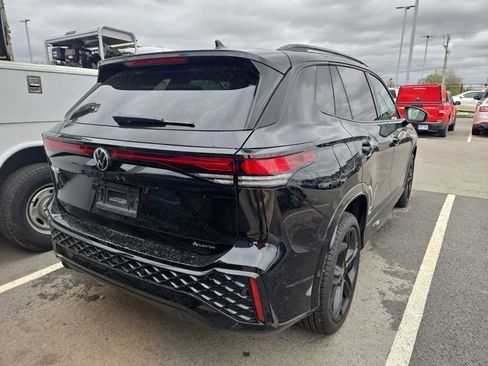 Used 2025 Volkswagen Tiguan SE R-Line image 3