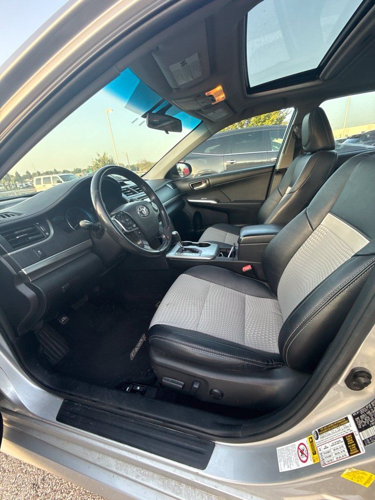 Used 2014 Toyota Camry SE w/ Moonroof Package FWD image 3